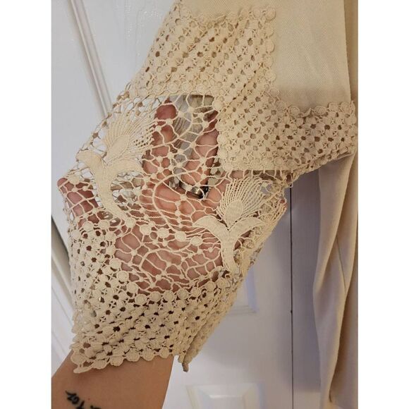 Umgee cream colored tunic with crochet sleeves - Picture 3 of 7